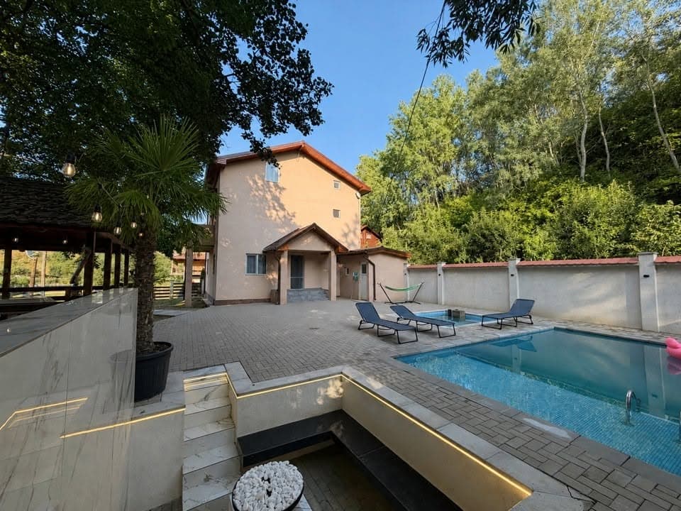 Villa Palm, vilă de închiriat în Poiana Aiudului — casă, piscină și curte