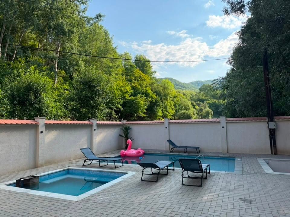 Piscină și șezlonguri la Villa Palm, Poiana Aiudului