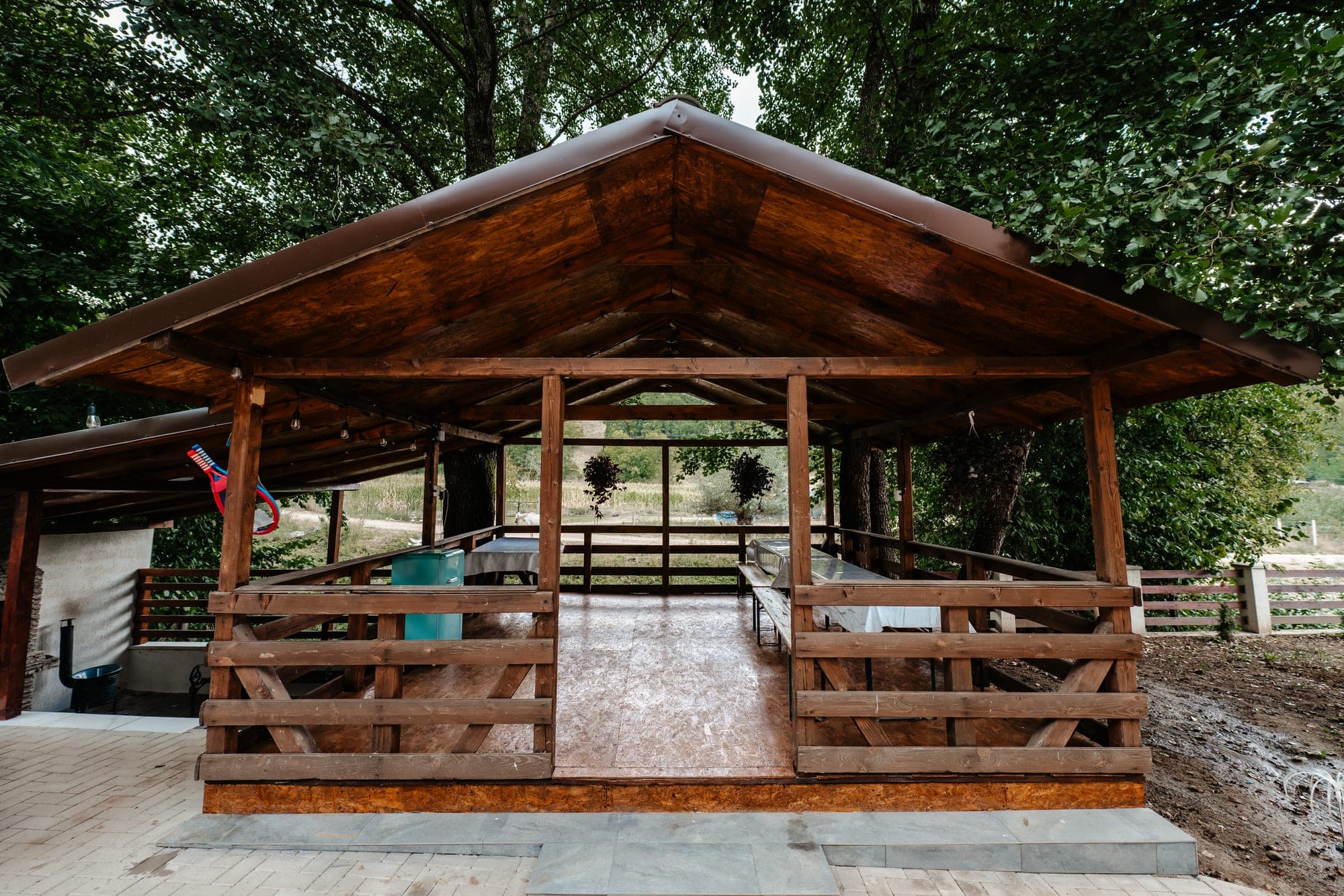 Foișor de lemn pentru mese în aer liber la Villa Palm